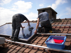 Praha instaluje solární panely na svoje budovy a Pražanům pomůže s jejich zařízením