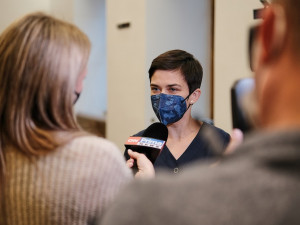 Sněmovna zhruba po měsíci obnovila svou činnost, poslanci složili slib