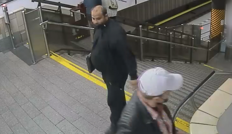 Loupežné přepadení v pražském metru. Cestující přišel o hotovost, kterou měl v kapse.