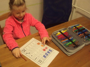 Neslyšící dívka s poruchou autistického spektra se bez asistence nedostane do školy. Pomoci můžete i vy