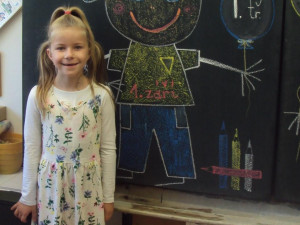 Neslyšící dívka s poruchou autistického spektra se bez asistence nedostane do školy. Pomoci můžete i vy