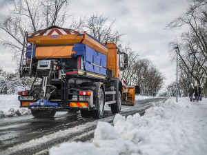 Silničáři se připravují na zimu. Ve skladech je 24 tisíc tun soli, připraveno je přes 70 sypačů