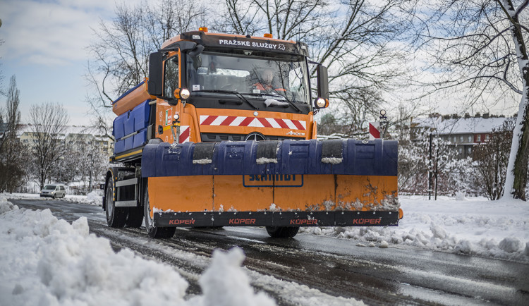 Silničáři se připravují na zimu. Ve skladech je 24 tisíc tun soli, připraveno je přes 70 sypačů