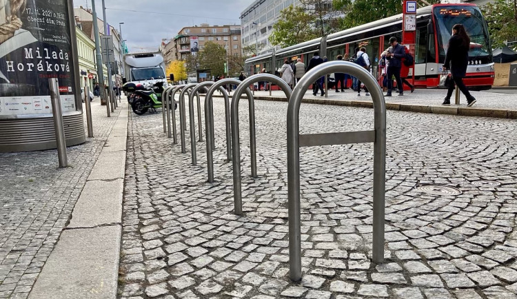 Na Andělu vznikly stojany pro kola přímo v silnici