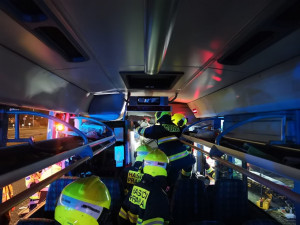 Noční nehoda dvou autobusů. Řidiče museli hasiči vyprošťovat
