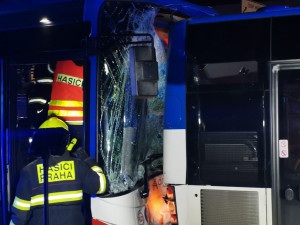 Noční nehoda dvou autobusů. Řidiče museli hasiči vyprošťovat