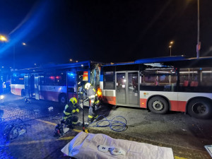 Noční nehoda dvou autobusů. Řidiče museli hasiči vyprošťovat