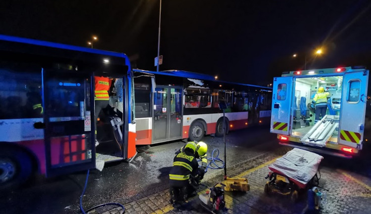 Noční nehoda dvou autobusů. Řidiče museli hasiči vyprošťovat.