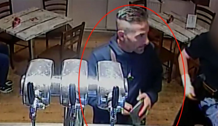 Dva muži, kteří se neznali, spolu vyrazili na pivo. Jeden druhého zbil a okradl na toaletě