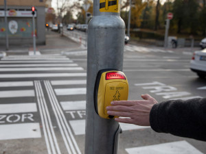 Konec přebíhání silnice a kolejí. Na náměstí Jiřího z Poděbrad jsou nové přechody