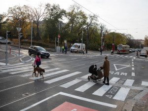 Konec přebíhání silnice a kolejí. Na náměstí Jiřího z Poděbrad jsou nové přechody