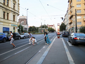 Konec přebíhání silnice a kolejí. Na náměstí Jiřího z Poděbrad jsou nové přechody