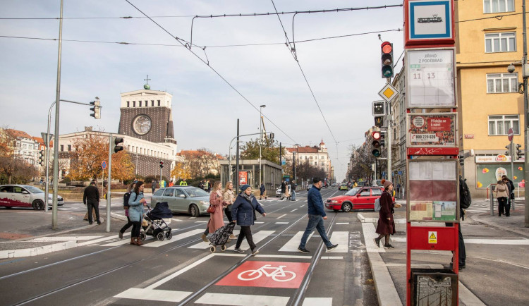 Konec přebíhání silnice a kolejí. Na náměstí Jiřího z Poděbrad jsou nové přechody