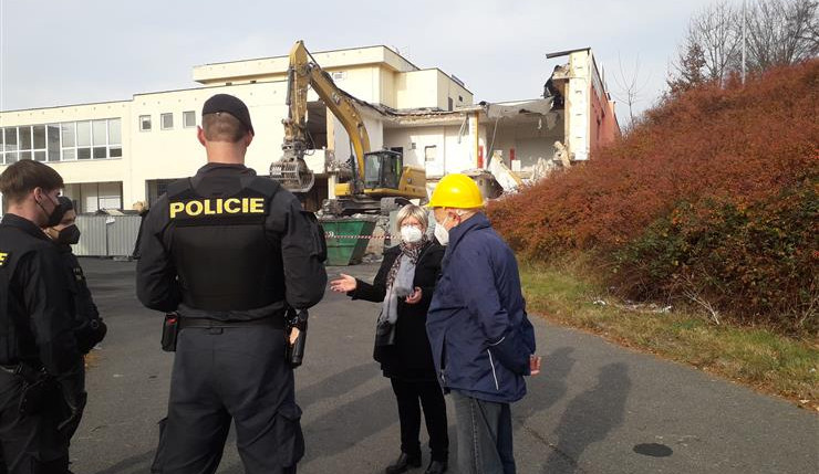 Spor na Praze 12. Vedení městské části vyzvalo k zastavení demolice nákupního střediska.