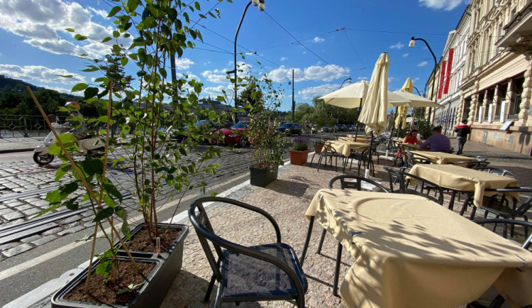 Ze Smetanova nábřeží dočasně zmizí ostrůvek před kavárnou