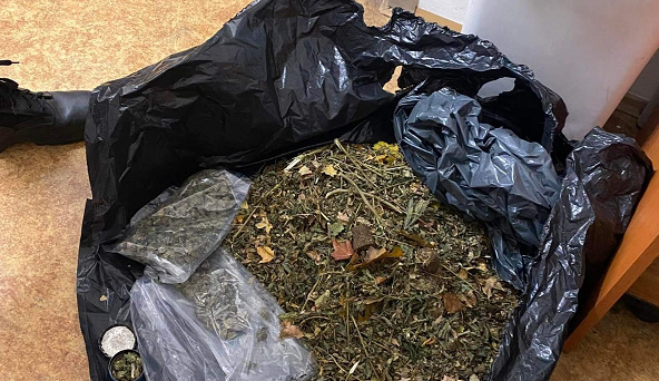 Slušný úlovek. Policisté zadrželi muže a kilem a půl marihuany