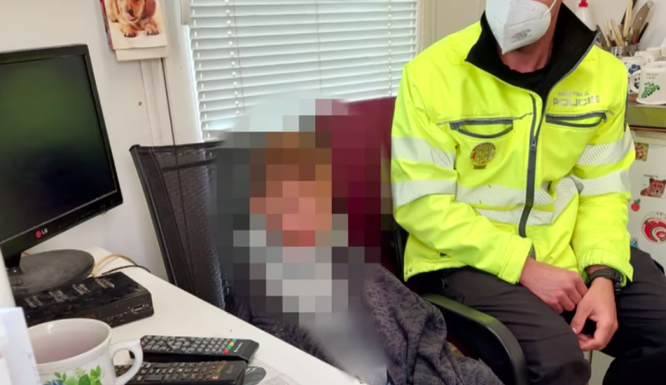 Chlapec bloudil v tílku a ponožkách ulicemi Prahy. Pozorný kolemjdoucí přivolal strážníky.