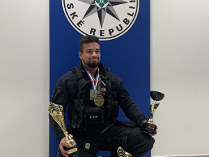 Dvaadvacetiletý pražský policista je mistrem světa. Vytvořil světový rekord v mrtvém tahu