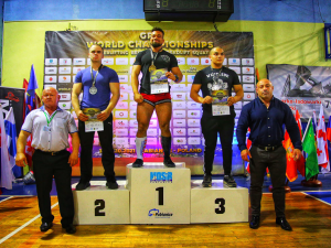 Dvaadvacetiletý pražský policista je mistrem světa. Vytvořil světový rekord v mrtvém tahu