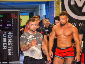 Dvaadvacetiletý pražský policista je mistrem světa. Vytvořil světový rekord v mrtvém tahu