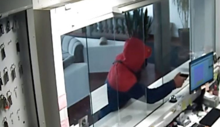 Muž přepadl hotel se zbraní v ruce. Policie ho dopadla díky genetickým stopám, hrozí mu třináct let