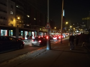 Žižkov prožívá dopravní peklo. Stojí auta, autobusy i tramvaje