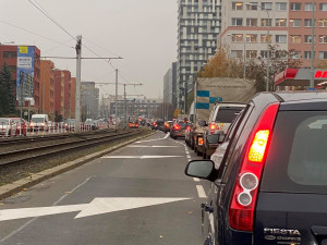 Žižkov prožívá dopravní peklo. Stojí auta, autobusy i tramvaje
