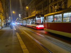Žižkov prožívá dopravní peklo. Stojí auta, autobusy i tramvaje
