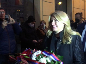 Zuzana Čaputová položila květiny na Národní třídě. Od přihlížejících sklidila potlesk