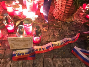 Zuzana Čaputová položila květiny na Národní třídě. Od přihlížejících sklidila potlesk