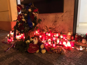 Zuzana Čaputová položila květiny na Národní třídě. Od přihlížejících sklidila potlesk