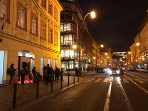 Zuzana Čaputová položila květiny na Národní třídě. Od přihlížejících sklidila potlesk