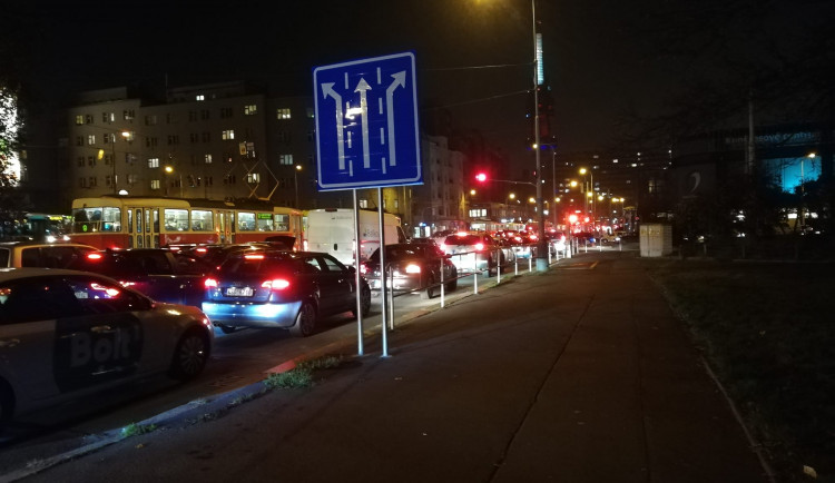 Žižkov prožívá dopravní peklo. Stojí auta, autobusy i tramvaje