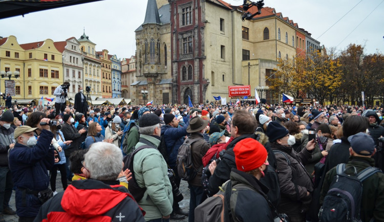 Na Staromáku se sešly tisíce lidí. Milion chvilek chce společného kandidáta na prezidenta