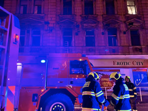 V Nuslích hořel dům. Hasiči z něj zachránili sedm lidí