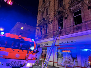 V Nuslích hořel dům. Hasiči z něj zachránili sedm lidí