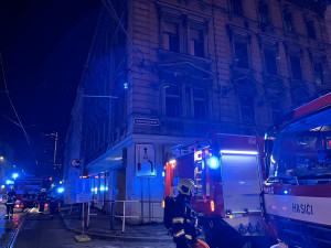 V Nuslích hořel dům. Hasiči z něj zachránili sedm lidí