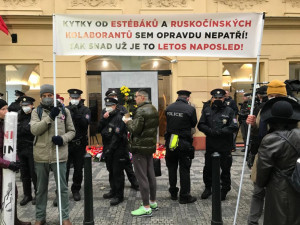 Babiš se bál demonstrantů, na Zemanovu kytici přihlížející bučeli, místo Hřiba přišla Richterová