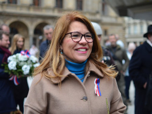 Lidé na Národní zpívali hymnu s Fialou, Rakušanovi děkovali. Dorazil i Kalousek