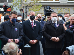 Lidé na Národní zpívali hymnu s Fialou, Rakušanovi děkovali. Dorazil i Kalousek