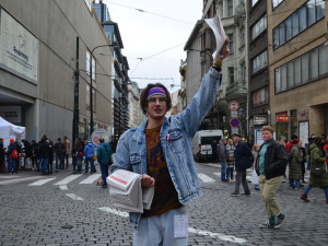 FOTOGALERIE: Estébáci, trabanty i pieta. Podívejte se, jak si lidé připomínají 17. listopad