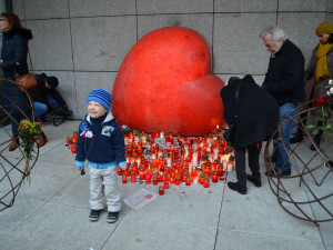 FOTOGALERIE: Estébáci, trabanty i pieta. Podívejte se, jak si lidé připomínají 17. listopad