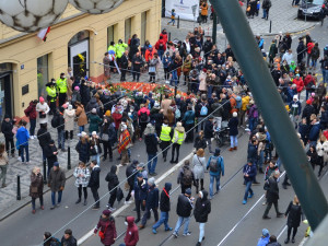 FOTOGALERIE: Estébáci, trabanty i pieta. Podívejte se, jak si lidé připomínají 17. listopad