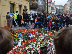 Na Staromáku se sešly tisíce lidí. Milion chvilek chce společného kandidáta na prezidenta