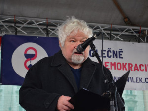 Na Staromáku se sešly tisíce lidí. Milion chvilek chce společného kandidáta na prezidenta