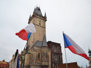 Staromák zaplnilo 10 tisíc odpůrců vládních opatření. Vyrážejí na Národní třídu