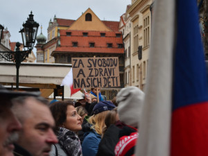 Staromák zaplnilo 10 tisíc odpůrců vládních opatření. Vyrážejí na Národní třídu