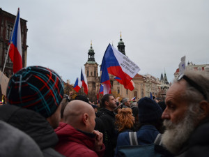 Staromák zaplnilo 10 tisíc odpůrců vládních opatření. Vyrážejí na Národní třídu