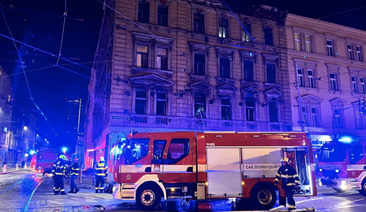 V Nuslích hořel dům. Hasiči z něj zachránili sedm lidí