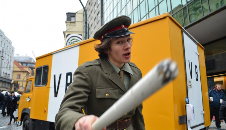 FOTOGALERIE: Estébáci, trabanty i pieta. Podívejte se, jak si lidé připomínají 17. listopad